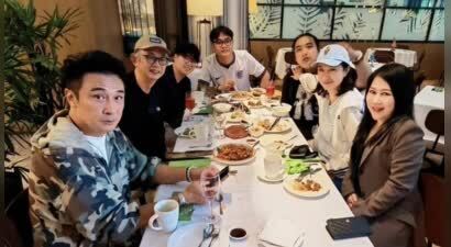 65岁吴镇宇一家三口现身新加坡，老婆气质出众，18岁费曼瘦了好多