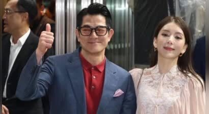 60岁郭富城马场搂妻子秀恩爱！方媛穿粉衬衫搭9分裤，娇俏可人