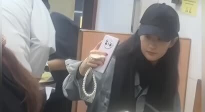 偶遇刘亦菲香港独自吃地摊！跟美食自拍被抓包