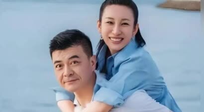 偶遇秦海璐带儿子出游，母子俩牵手热聊感情好，11岁儿子很像爸爸