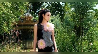 奚梦瑶黑灰无袖长裙出镜 气质温婉兼具复古华贵气质