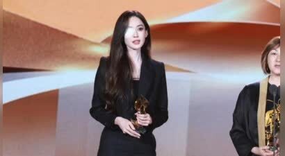 娜扎眼部贴纱布现身活动，坦言过敏眼内长出异物