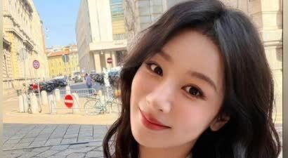 杨紫米兰街头自拍氛围感拉满 雀斑造型灵动娇俏