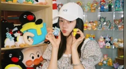 任敏身着碎花短款露腰上衣 气质灵动鲜活 满是可爱少女感