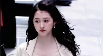 关晓彤身着米白西装搭配黑色蕾丝长裙 清冷温婉氛围感拉满