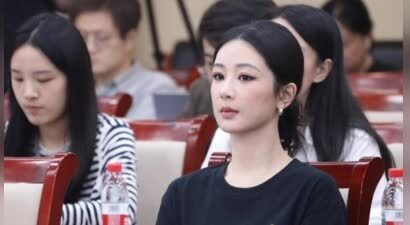 杨紫现身《家业》创作座谈会 盘发造型尽显温婉大气