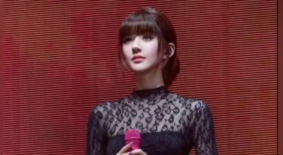 赵露思身穿黑色蕾丝拼接长裙 优雅冷艳舞台表现力出众