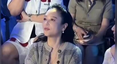 陈红穿休闲针织外套参加活动 气质优越面色红润从容自在