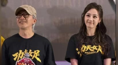 周星驰86岁妈妈凌宝儿现身，穿红色旗袍非常年轻，和儿子像是姐弟