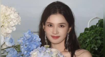 张婧仪分享新剧花絮照 手捧绣球笑容清甜治愈