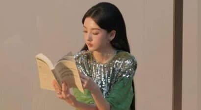宋祖儿一袭绿亮片长裙 清新温婉灵气十足