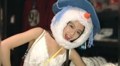 李兰迪头戴雪人毛绒帽出游 自拍元气灵动