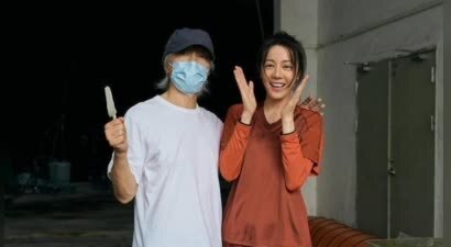 迪丽热巴与周星驰同框合影笑容灿烂