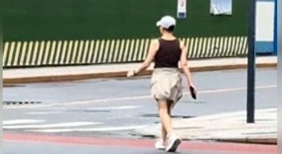 宋丹丹与三婚老公遛弯，结婚小30年依旧是手牵手，晚年生活真享福
