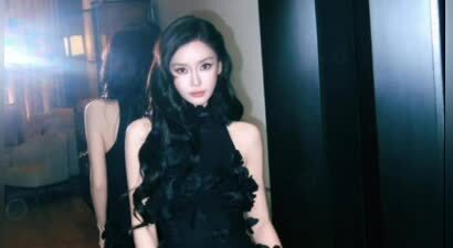 杨颖身着黑色立体花朵长裙对镜自拍 冷艳妩媚尽显成熟气场
