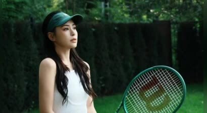 阿娇化身元气网球少女 白裙造型清纯亮眼
