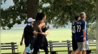 杨紫现身纽约清晨慢跑 一身黑色运动穿搭 自律日常惹人称赞
