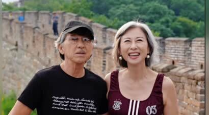 79岁林子祥和老婆叶蒨文到北京走万里长城