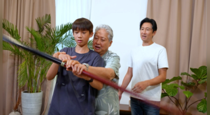 洪金宝罕见三代同堂秀！13岁长孙颜值超爸，得爷爷亲传“洪家棍法”
