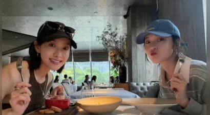 宋茜张佳宁分享聚餐合照休闲治愈松弛感满满