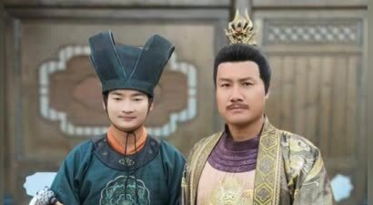 受AI短剧冲击，横店演员失业卖凉皮：演太监都要1米8的