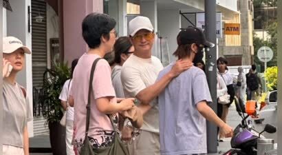 52岁吴京马来西亚度假被偶遇！身材健硕状态好，对谢楠宠溺太好磕