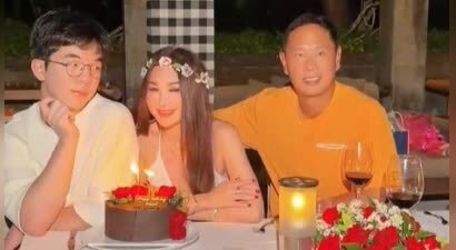 59岁温碧霞生日生图曝光，脸肿发福显老态，养子妖娆坐姿引热议