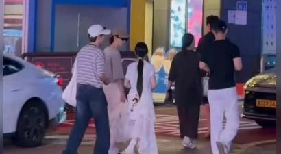 戚薇一家三口出行被偶遇，11岁Lucky身高直追妈妈