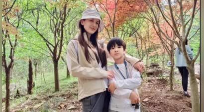 黄圣依与小儿子享受亲子户外活动