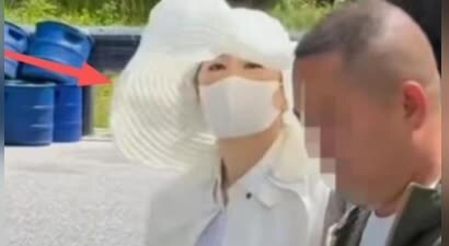 72岁林青霞痛失两位挚友后现身九寨沟，一身素白气质优雅从容