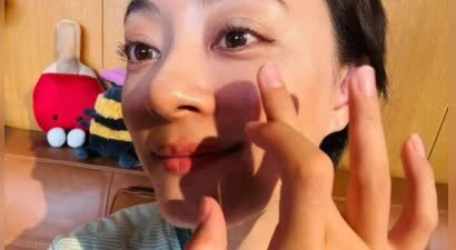 孙俪晒出女儿亲手打造妆容 笑称粉底不会再像扇耳光
