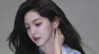 章若楠身着白衬衫清新雅致 垂眸低头氛围感十足