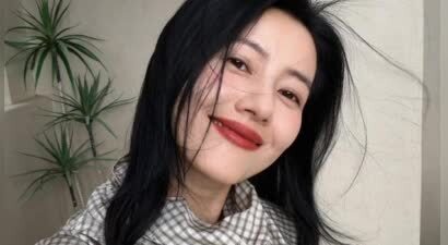 高圆圆晒出游随拍笑容明媚状态松弛