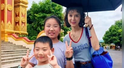 51岁金巧巧带孩子现身云南旅游被偶遇