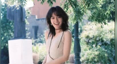 文淇白色无袖波点裙 笑容明媚 少女感松弛鲜活