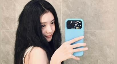 刘浩存白色背心对镜自拍 清透妆容神态灵动