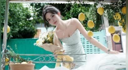孟子义身着薄荷绿抹胸裙 清爽养眼身材吸睛