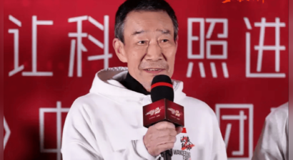 妻子于海丹透露李雪健已经完全听不见了，拍演要靠控制器感应说台词