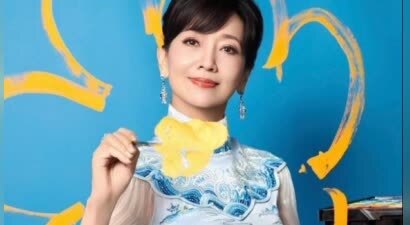 赵雅芝上身水墨新中式长裙 提笔作画尽显温婉气质