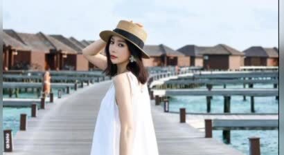 秦岚海边度假白裙清新飘逸