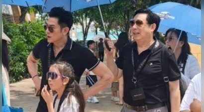 60岁郭富城和58岁岳父同框，网友：郭富城看起来比小两岁岳父年轻
