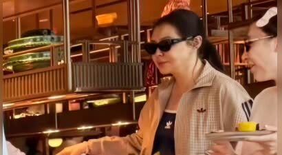 59岁王祖贤现身广州太古汇逛商场吃早餐