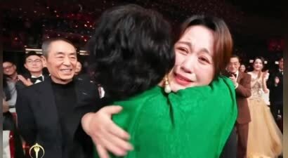 马丽发文恭喜萨日娜百花奖获奖 致谢梁家辉递手帕擦泪新浪电影