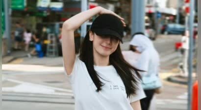 迪丽热巴穿白T戴黑色棒球帽松弛随性