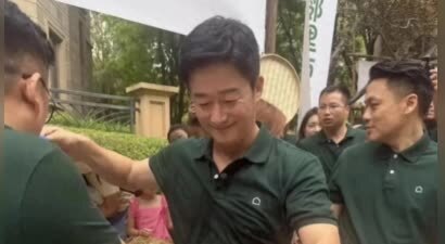 吴京助农近照曝光 52岁这精气神绝了