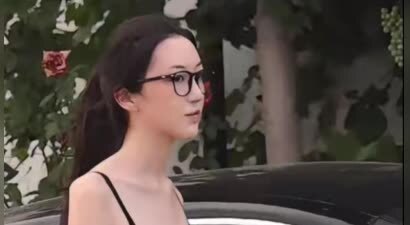 李嫣与窦靖童宋妍霏聚会，穿吊带瘦成纸片人，走路姿势比妈妈王菲还霸气