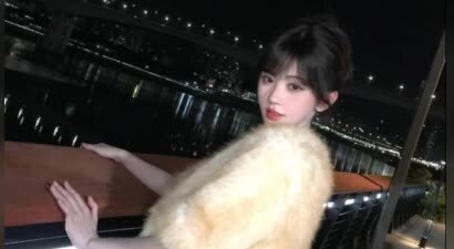 鞠婧祎穿金色毛绒披风高贵优雅
