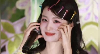 王楚然现身新剧杀青对粉丝比心互动