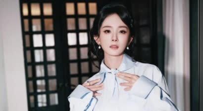杨幂职场OL风造型释出 尽显熟女风情