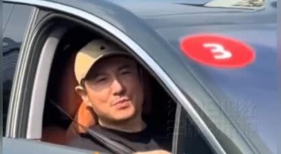 路口等红灯被路人拍照 沈腾摇窗喊话快走吧